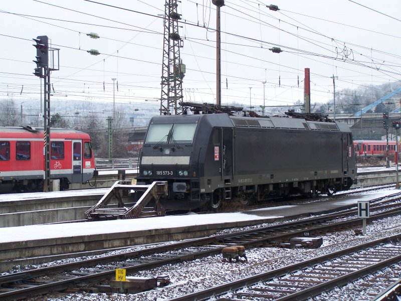 185 573-3 der HGK steht am 27.12.07 im Bahnhof Ulm Hbf abgestellt. Im Hintergrund wartete ein 628er auf seine Abfahrt nach Ellwangen.