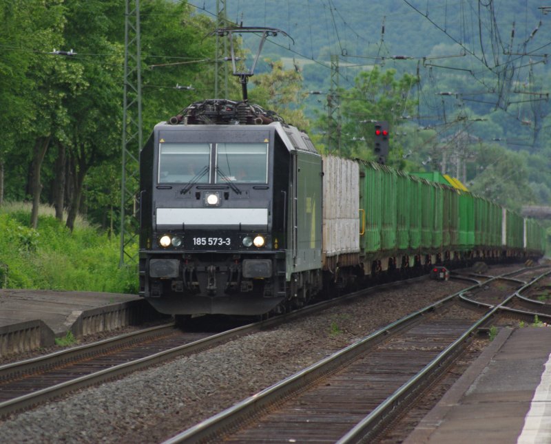185 573-3 der  Neubauer AG mit leerem Holzzug durch Eschwege West in Fahrtrichtung S�den. Aufgenommen am 04.06.2009.