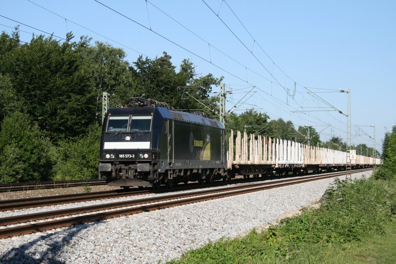 185 573 mit einem leeren Holzzug am 17.06.2009 in Haar.
