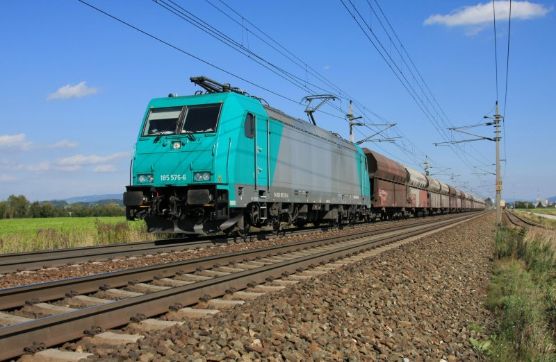 185 576 unterwegs auf der Westbahn bei Hrsching am 4. oktober 2009.
Wahrscheinlich ist der Zug im Auftrag der LTE unterwegs, laut einer alten Aufstellung der privaten 185er war diese Lok einmal an die BLS vermietet.