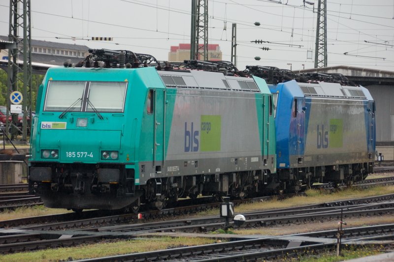 185 577-4 und 185 525-3, lackiert in den neuesten Farbschemata der BLS Cargo, warten auf die nchste Leistung in Basel-Bad. (12. August 2008)