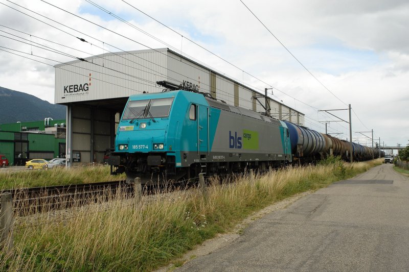 185 577 et train citernes Granges-Sud 08 juillet 2008