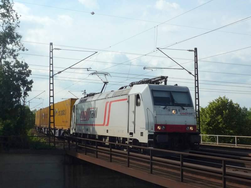 185 578-2  Christine  von Crossrail mit  P&Q Ferrymasters  Containerzug zwischen dem Abzw. Kostheim und Mainz-Bischofsheim. 03.06.09