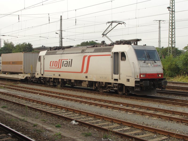 185 578-2 der Crossrail steht in Magdeburg Hbf, der Tf wartet auf seine Ablsung. Nach kurzer Zeit ging die Fahrt weiter in Richtung Magdeburg-Neustadt. Fotografiert am 16.09.2009.