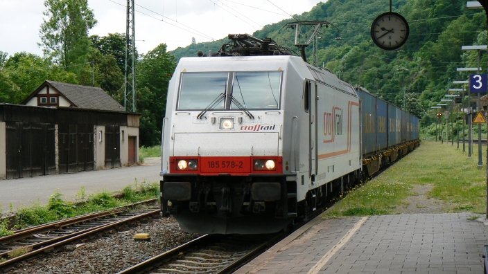185 578 von CB Rail fhrt unter der Regie DLC/Crossrail's. Am 17.5.2008 fuhr sie in Bacharach auf Gleis 3 in berholung.