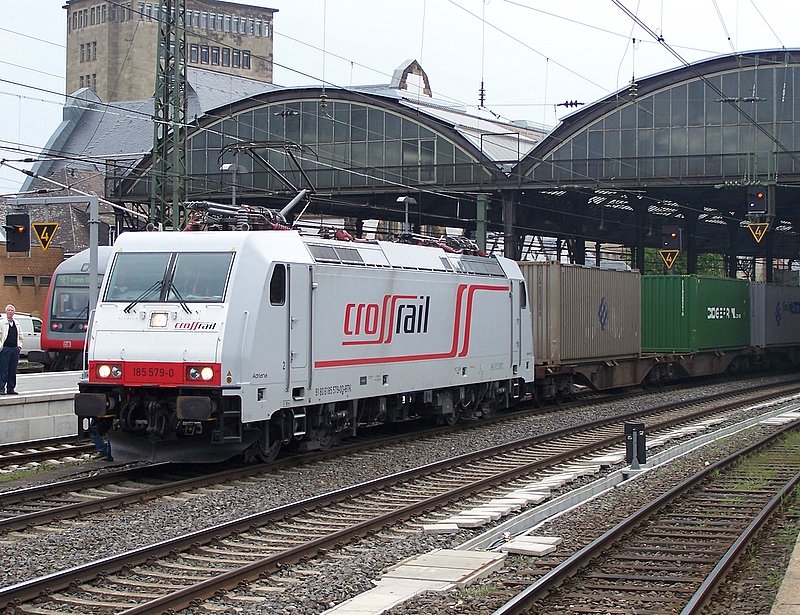 185 579-0  Adriana  kam mit einem GZ in Richtung Aachen West durch den Aachener Hbf am 23.04.08. Hier fand auch der Personalwechsel statt.