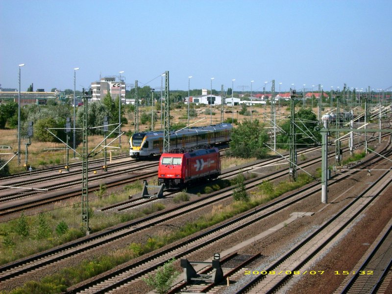 185 584 der HGK und ein Triebwagen der Eurobahn stehen am 07.08.08 im Vorfeld vom Bahnhof BItterfeld. W�hrend 185 584 abgestellt ist, wartet der Eurobahn-Triebwagen auf die Ausfahrt.