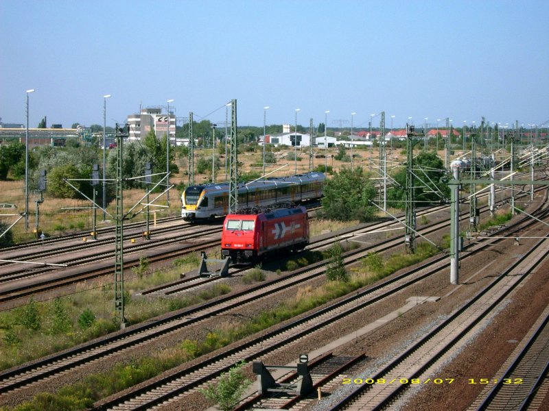 185 584 der HGK und ein Triebwagen der Eurobahn stehen am 07.08.08 im Vorfeld vom Bahnhof BItterfeld. Whrend 185 584 abgestellt ist, wartet der Eurobahn-Triebwagen auf die Ausfahrt.