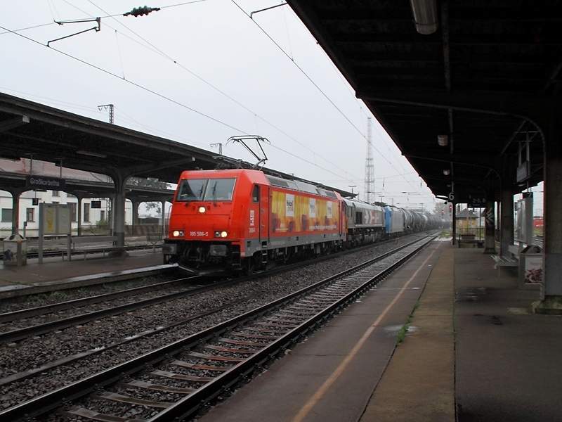 185 585-5 und DE 673 der HGK sowie 185 526-1 der RSB Logistic vor einem Kesselzug am 10.10.2009 auf der Fahrt durch Gro�korbetha.