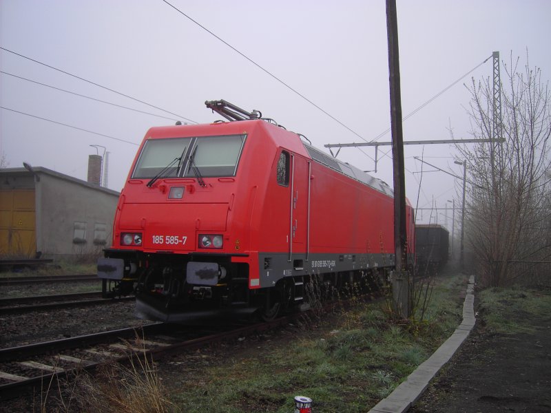 185 585-7 am 07.04.2008 im Bahnhof Guben

