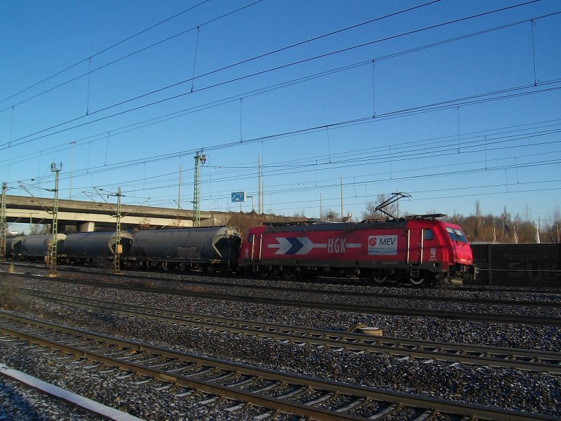 185 587-3 von HGK durchfhrt am 2.01.09 mit dem Lgerdorfer Staubgutzug Hamburg-Harburg Richtung Sden.
