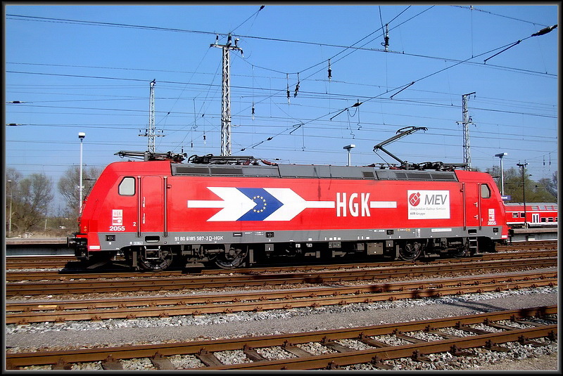 185 587-3 von -HGK- gibt sich die Ehre. Gleich geht es weiter in Richtung Rostock.  Stralsund am 13.04.09