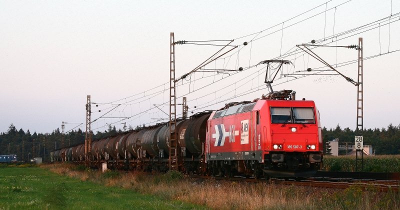 185 587 der HGK bringt in den letzten Sonnenstrahlen des 27. August 2008 einen kurzen lzug ber die KBS 700 in Richtung Karlsruhe. Die Aufnahme entstand zwischen Neuluheim und Waghusel. 
