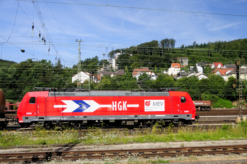 185 588-1 der HGK mit Zusatz-Logo in der Nordausfahrt des Treuchtlinger Bahnhofs. Am Ende des Pendler-Parkplatzes hat man freie Sicht auf die Richtungsgleise Ansbach-Wrzburg (KBS 920) und Nrnberg (KBS 910). (29.07.2009).