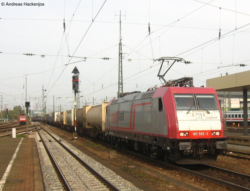 185 592-3  Crossrail  mit ihrem Containerzug gen Schweiz bei der Durchfahrt Basel Bad BF am 12.10.08