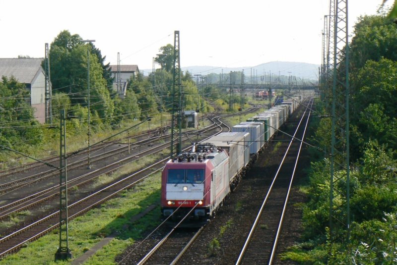 185 593 der BMTU fhrt derzeit fr DLC/Crossrail. Gerade hat sie den Karlsruhe Gterbahnhof verlassen und setzt ihre Reise nach Basel fort.