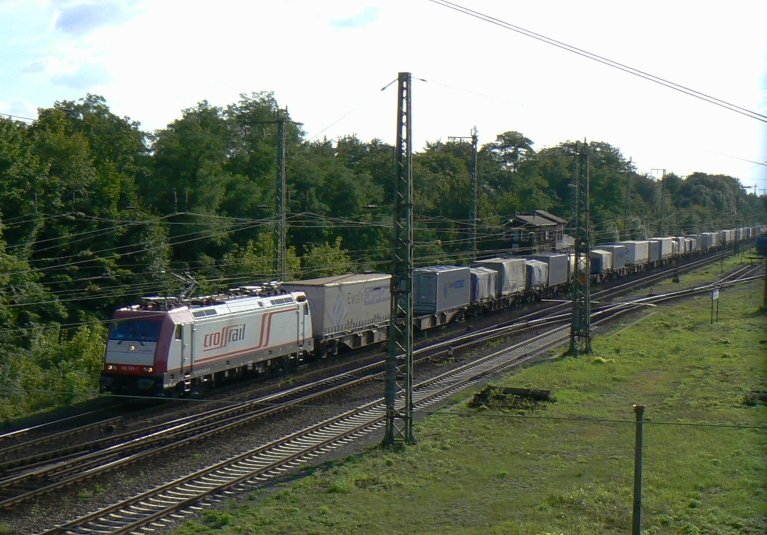 185 593 war gerade wenige Tage alt als sie im August 2008 den Ewals-KLV durch Karlsruhe Rbf Richtung Mannheim zog. Sie ist von BTMU angemietet und fhrt derzeit fr DLC/Crossrail.