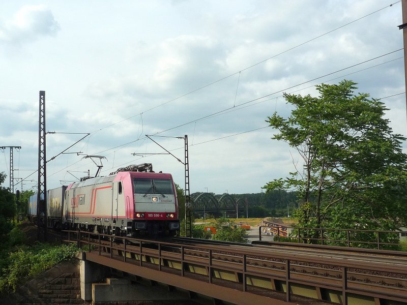 185 596-4 von Crossrail mit  Baulkhaul -Containerzug kurz hinter der Mainbr�cke zwischen dem Abzw.Kostheim und Mainz-Bischofsheim. 03.06.09