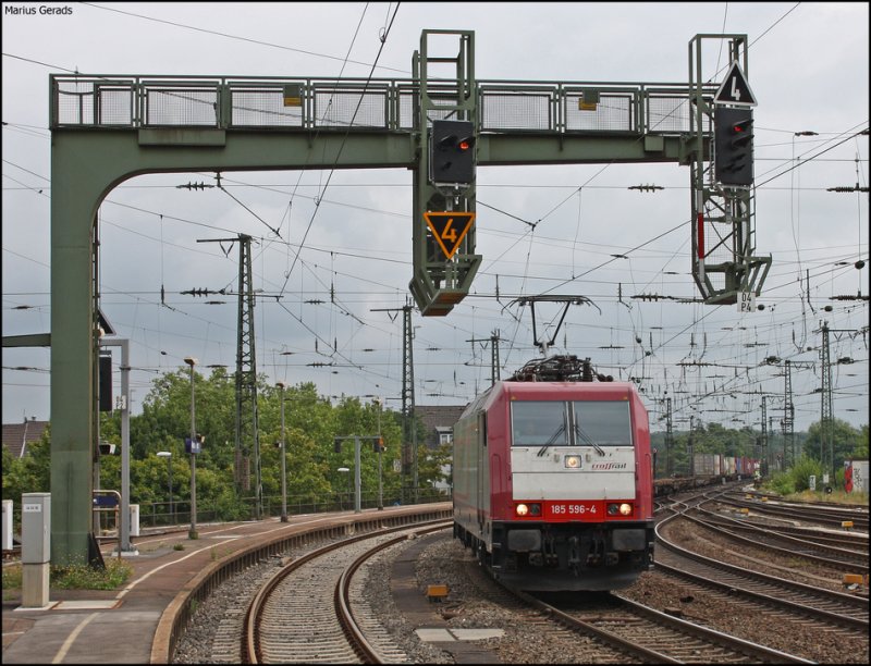 185 596 mit einem Gterzug Richtung Aachen-West bei der Durchfahrt von Aachen Hbf 11.8.2009