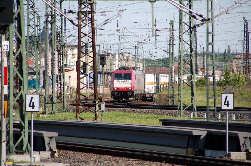 185 599 zieht am Morgen des 09.05.09 einen Gterzug aus dem Rbf Halle(S) Richtung Erfurt. Fotografiert vom Bahnsteig 8.
