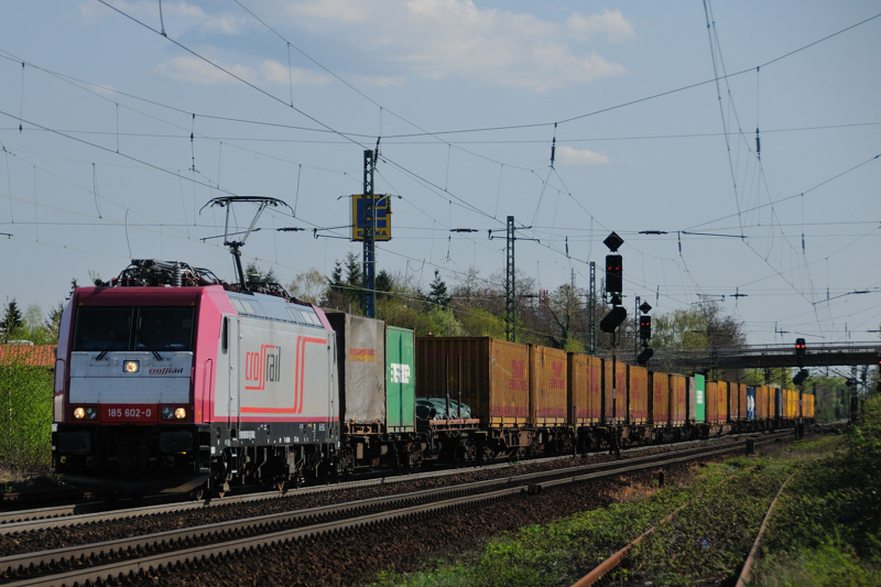 185 602-0  Crossrail  im Einsatz f�r DHL. Ein paar Fremd-Container mu�ten auch noch mit... (Aufgenommen vor Auerbach an der Bergstrasse im Mai 2009).