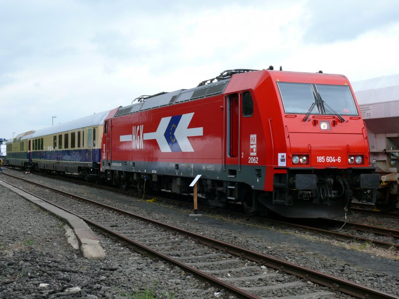185 604-6 heute ausgestellt beim Bahnhofsfest in Z�lpich. Dahinter erkennt man den Rheingold-Speisewagen und den Panoramaspeisewagen. Aufgenommen am 07/06/2009.