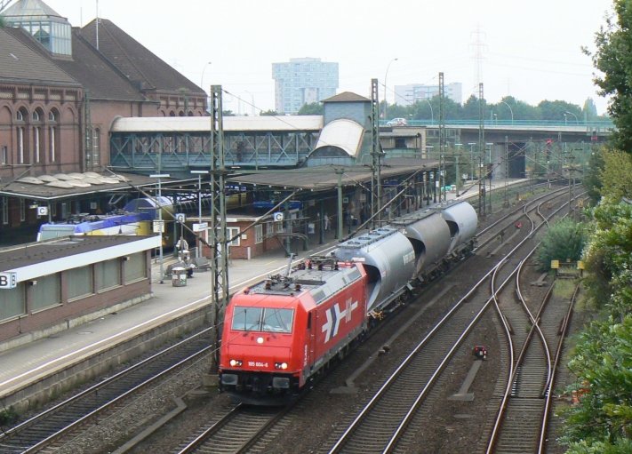 185 604 mit einem Ganzzug im Bahnhof Harburg.