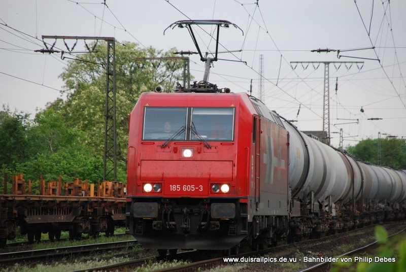 185 605-3 (HGK) fhrt am 14. Mai 2009 um 19:02 Uhr mit einem GZ durch Duisburg Neudorf