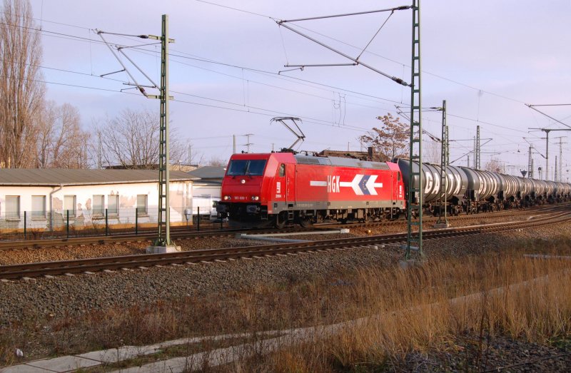 185 606 der HGK fhrt am 28.12.08 am Hbf Halle(S) vorbei in den Rangierbahnhof. Fotografiert vom Bahnsteig.