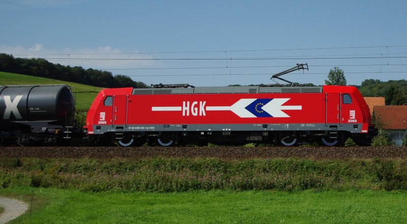 185 630-1 (Lok 2065) der HGK mit Kesselwagenzug in Fahrtrichtung Bad Hersfeld. Aufgenommen im Haunetal am 01.09.2009.