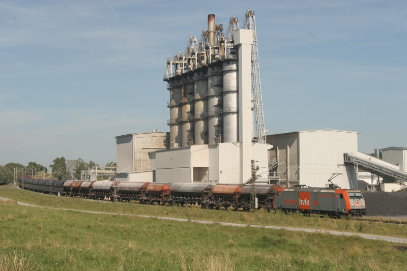 185 640 erreicht mit einem langen Kalkzug das Kalkwerk Hornberg. 185 641 l�uft am Zugende mit. Elbingerode; 19.08.2009