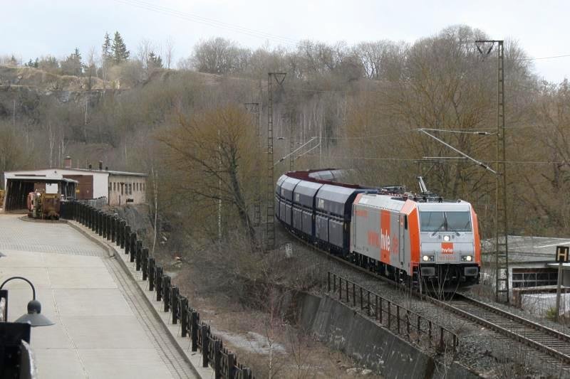 185 640 passiert mit einen Kalkschotterzug vom Hornberg das Besucherbergwerk  Drei Kronen & Ehrt  bei Elbingerode. Im Hintergrund ist ausgestellte Bergbautechnik sichtbar; 22.03.2009