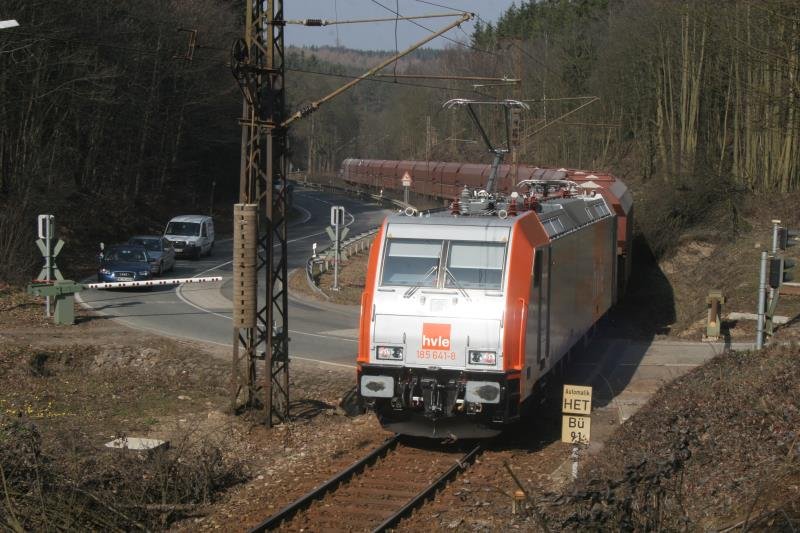 185 641 der Hvle berquert die B 27 am Posten A bei Httenrode; 02.04.2009