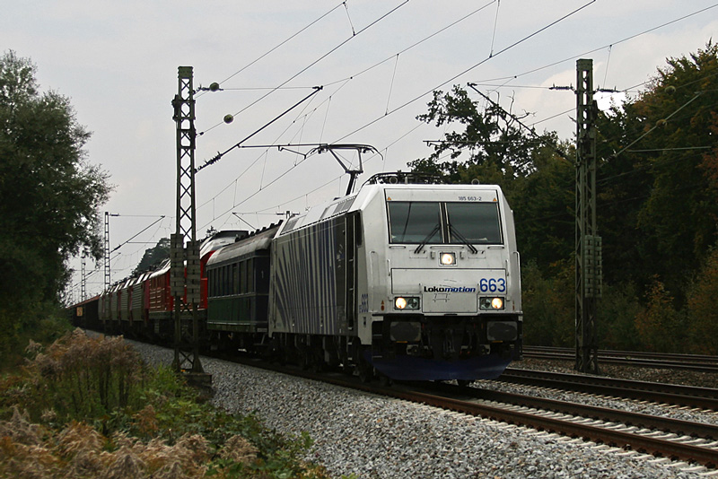 185 663 mit interessanter Fracht am Hacken: Ein alter Schnellzugwagen, zwei 232er, f�nf alte d�nische E-Loks und noch zahlreiche Hochbordwagen. 185 663 wird den Zug bis zur ungarischen Grenze bringen, Ziel des Zuges ist aber Rum�nien. Haar, 2.10.2009.