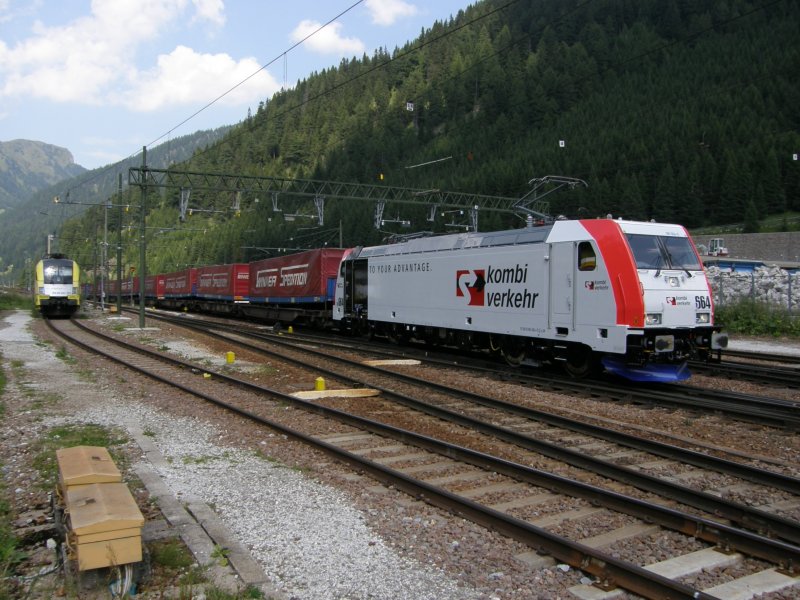 185 664 with containers arriving at the Brenner 01/08/09.