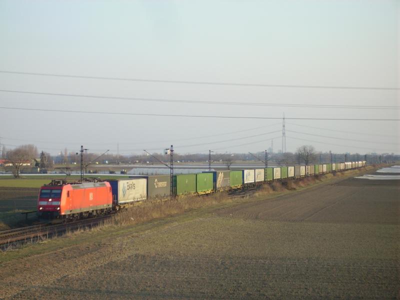 185 bringt ihren Hicube Zug durch Bobenheim.