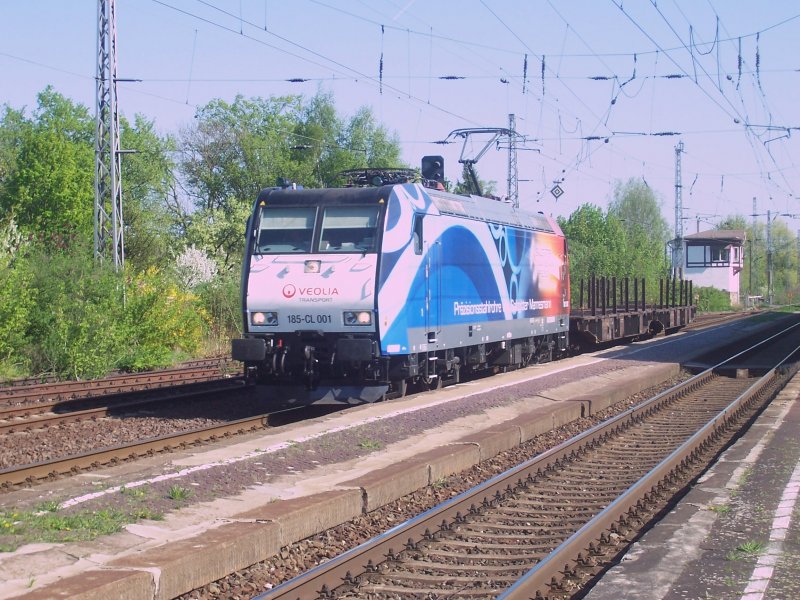 185-CL 001 (Veolia Transport) durchfhrt am 20.04.2009 mit einem  schweren Gterzug  Gommern Richtung Magdeburg