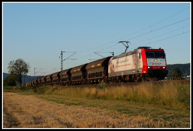 185-CL 003 zieht den samstglichen Sandzug nach Neuburg(Donau). In den letzten Sonnenstrahlen des 1.8.2009 ist sie bei Ltzelsachsen unterwegs Richtung Sden