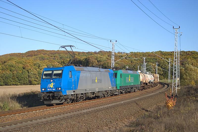185 CL 004 und 145 CL 005 von rail4chem fhren Dg 80234 unweit von Sangerhausen die Blankenheimer Rampe hinab durch den herbstlichen Wald bei Riestedt 21.10.2004 