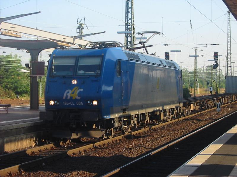 185-CL 004 am 31.8.2005 bei der Durchfahrt von Worms Hbf.