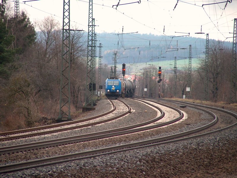 185-CL 004 fhrt bei Fulda mit ihren Kesslzug auf ein Ausweichsgleis um 294 736-4 vorbeizulassen
06.12.2008
