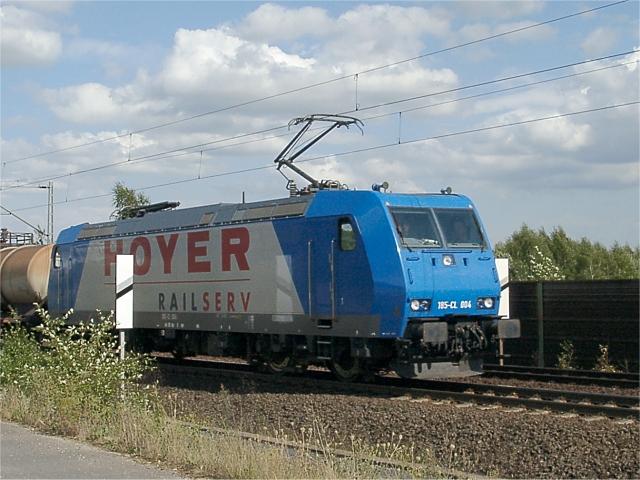 185 CL-004 der Hoyer Railserv vor einem Kesselwagenzug kurz vor dem Obersuhler Bahnhof (Strecke Eisenach-Bebra (-Fulda)).