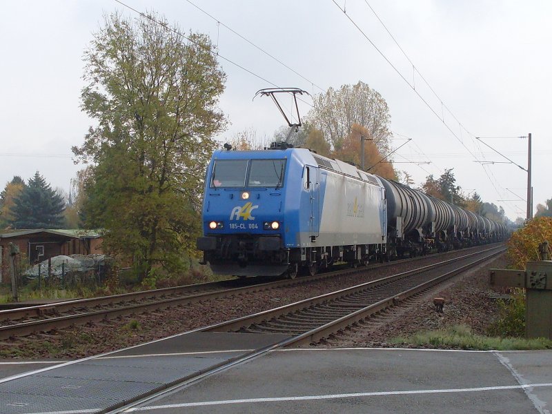 185-CL 004 mit Kesselwagenzug Hhe Peine am 29.10.2008