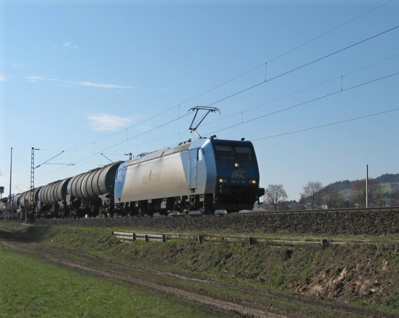 185-CL 004 der Rail4Chem mit ler in Fahrtrichtung Norden kurz hinter Friedlos. 21.03.2009.