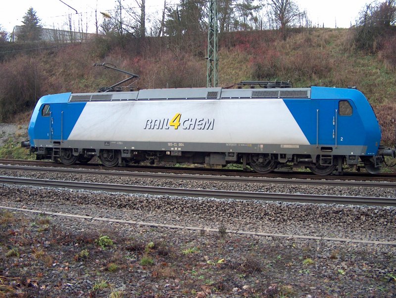 185-CL 004 wartet mit ihren Gz bei Fulda an einem Roten Signal auf die weiterfahrt Richtung Sden am 06.12.2008