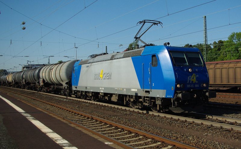 185-CL 004 zieht f�r die Rail4Chem einen Kesselwagenzug in Fahrtrichtung Norden durch Bad Hersfeld. Aufgenommen am 01.09.2009.
