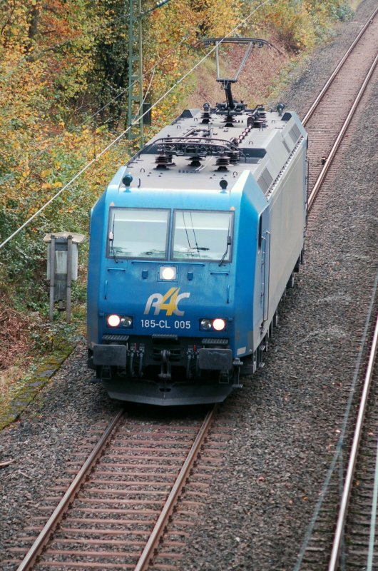 185-CL 005 kommt wohl von Mannheim und ist am spten Nachmittag kurz vor Neckarburken ohne Waggons unterwegs Richtung Osterburken/Wrzburg. Oktober 2006