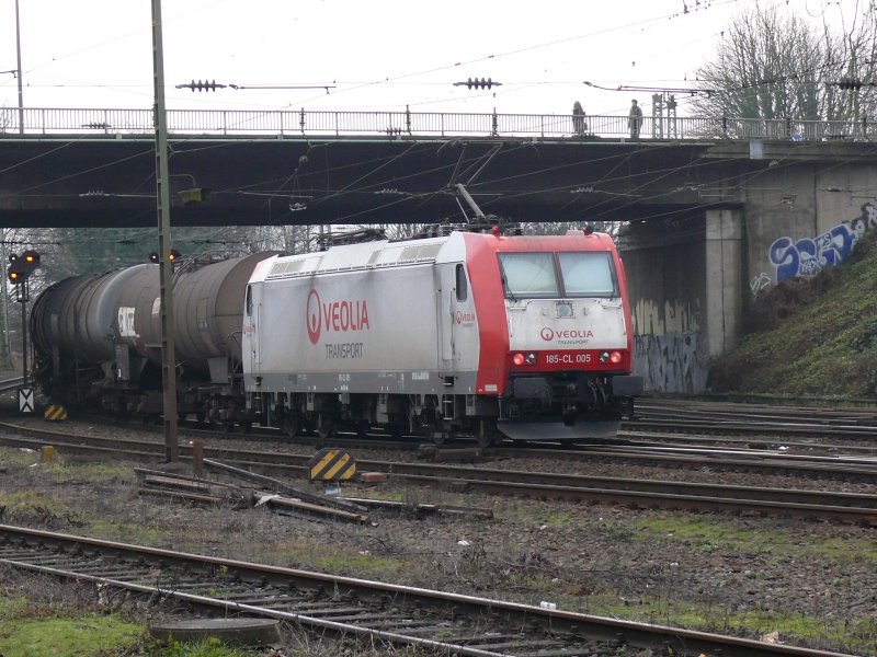 185-CL 005 von Veolia bettigt sich hier als Schiebelok in Aachen-West. An der Zugspitze befindet sich Cobra-Lok 2813 in der Steigung Richtung Gemmenicher Tunnel. Aufgenommen am 23/12/2008. 