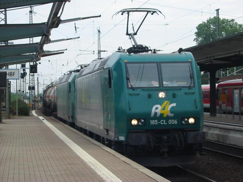 185-CL 006 der Firma Rail4Chem (R4C) schleppt eine E-Lok der Baureihe 145 ab und sie zieht einen Chemiezug.
18.06.2005