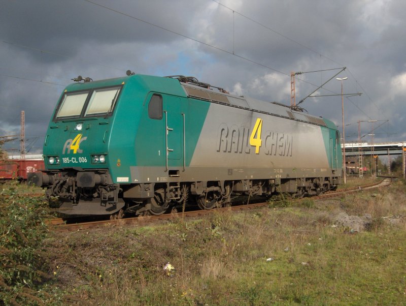 185-CL 006 der Rail4Chem bei ihrer Tagesruhe in 
Duisburg Ruhrort Hafen. 2.11.06
